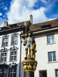 Schweiz, Schaffhausen, Blick auf eine Brunnenskulptur in der historischen Altstadt - KRPF001500