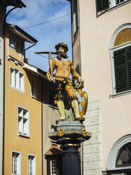 Schweiz, Schaffhausen, Blick auf eine Brunnenskulptur in der historischen Altstadt - KRPF001501