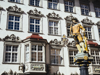 Schweiz, Schaffhausen, Blick auf eine Brunnenskulptur in der historischen Altstadt - KRPF001502