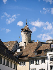 Schweiz, Schaffhausen, Blick auf den Munot-Turm in der historischen Altstadt - KRPF001503