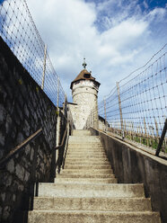 Schweiz, Schaffhausen, Blick auf den Munot-Turm von unten - KRPF001504