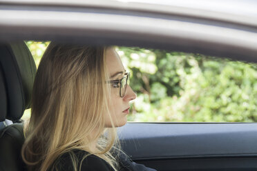 Junge blonde Frau in einem Auto - JUNF000376