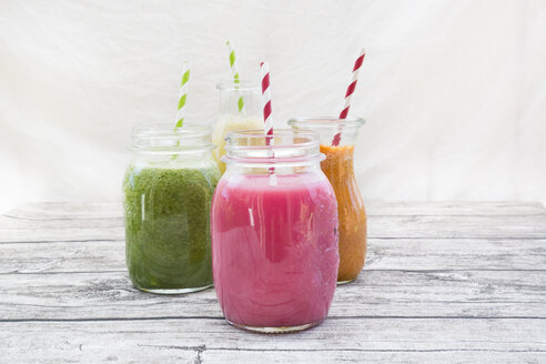 Vier Gläser mit verschiedenen Smoothies - LVF003605