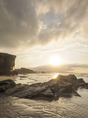 Spanien, Galicien, Ribadeo, Playa de Aguas Santas bei Sonnenuntergang, lizenzfreies Stockfoto