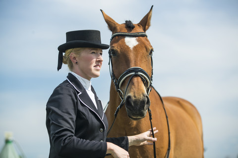 Porträt eines Dressurreiters und eines Pferdes, lizenzfreies Stockfoto