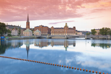 Schweden, Stockholm, Blick auf die Riddarholm-Kirche und die Vasa-Brücke - MSF004642