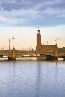 Schweden, Stockholm, Blick auf das Rathaus und Vasabron - MSF004643