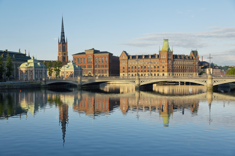 Schweden, Stockholm, Blick auf die Riddarholmskirche und die Vasa-Brücke, lizenzfreies Stockfoto