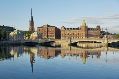 Schweden, Stockholm, Blick auf die Riddarholmskirche und die Vasa-Brücke - MSF004662