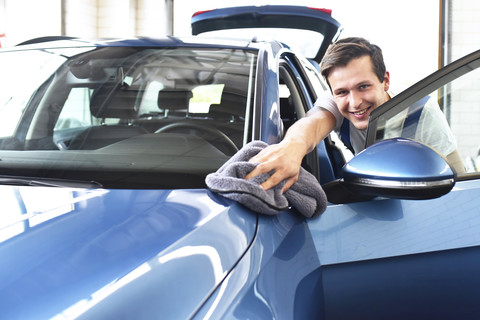 Mann poliert Auto, lizenzfreies Stockfoto