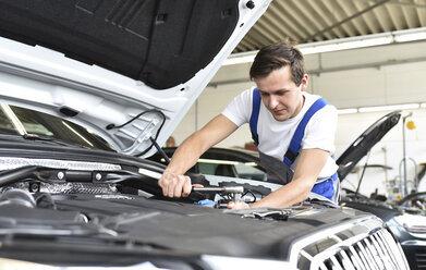 Mechanic repairing car in a garage - LYF000445