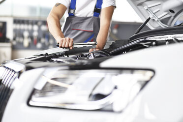 Mechanic repairing car in a garage - LYF000431