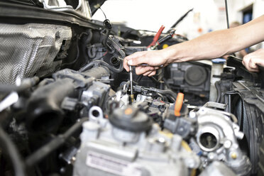 Mechaniker repariert Auto in einer Werkstatt - LYF000441
