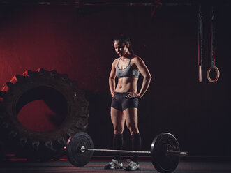 CrossFit-Sportler mit Blick auf die Langhantel - MADF000329