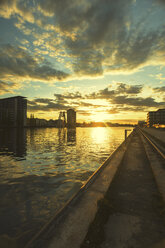 Deutschland, Berlin, Blick vom Osthafen über die Spree bei Sonnenuntergang - TAMF000043