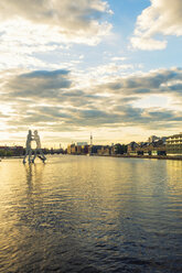 Deutschland, Berlin, Blick von der Elsenbrücke über die Spree mit Osthafen - TAMF000046