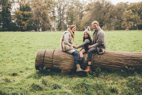 Glückliche Familie, die in einem herbstlichen Park Zeit miteinander verbringt - CHAF000233