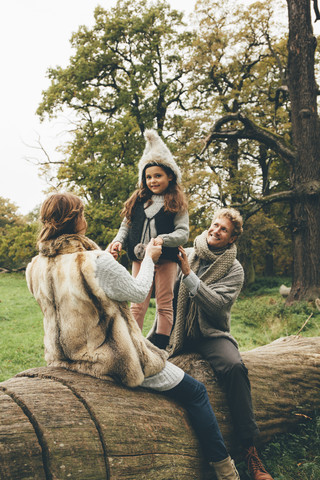 Glückliche Familie, die in einem herbstlichen Park Zeit miteinander verbringt, lizenzfreies Stockfoto