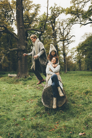 Glückliche Familie, die in einem herbstlichen Park Zeit miteinander verbringt, lizenzfreies Stockfoto