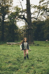 Kleines Mädchen läuft auf einer Wiese in einem Park - CHAF000245