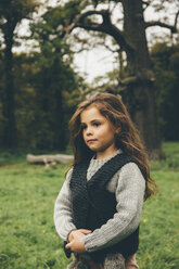Porträt eines kleinen Mädchens in einem herbstlichen Park - CHAF000246