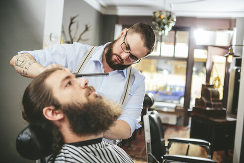 Barbier schneidet Bart eines Kunden - MADF000341