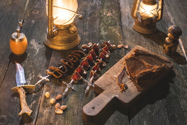 Getrocknetes Fleisch auf Holztisch - DEGF000453