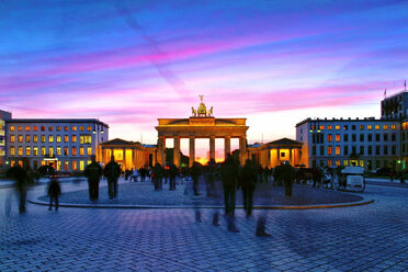 Deutschland, Berlin, Blick auf das beleuchtete Brandenburger Tor - TAMF000148