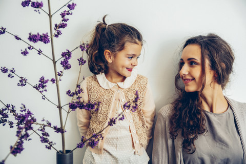 Lächelnde Mutter und Tochter schauen sich an, lizenzfreies Stockfoto