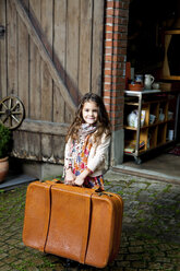Lächelndes Mädchen mit Koffer - CHAF000334