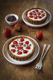 Vollkorn-Erdbeer-Törtchen mit weißer Schokoladen-Hanfsauce - EVGF001861