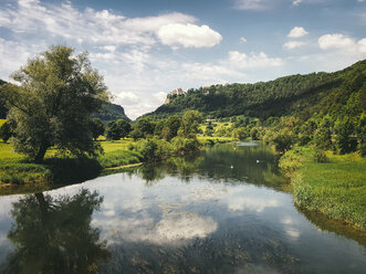 Deutschland, Baden-Württemberg, Fluss Donau und Schloss Werenwag - ELF001553