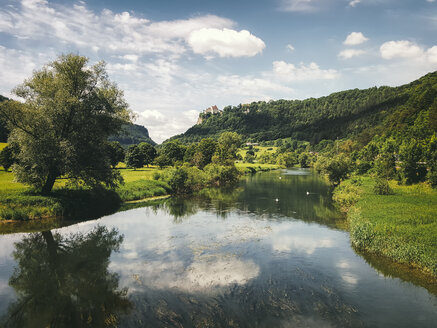 Deutschland, Baden-Württemberg, Fluss Donau und Schloss Werenwag - ELF001553