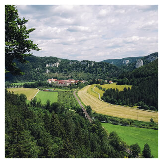 Deutschland, Baden-Württemberg, Landschaft mit Abtei Beuron - ELF001555