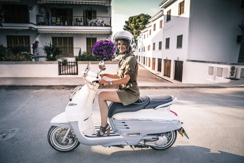 Spanien, Mallorca, Alcudia, Frau auf Motorroller - GDF000787