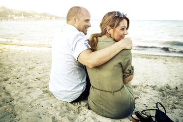 Spain, Majorca, Alcudia, couple relaxing on the beach - GDF000781