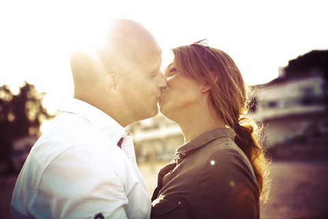 Spanien, Mallorca, Alcudia, küssendes Paar im Gegenlicht, lizenzfreies Stockfoto