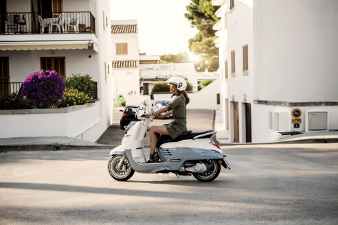 Spanien, Mallorca, Alcudia, Frau auf Motorroller - GDF000791