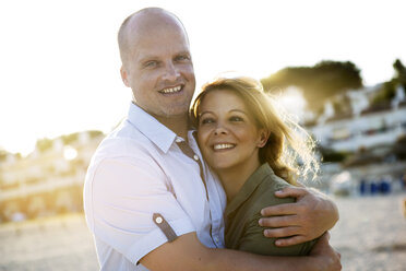 Spanien, Mallorca, Alcudia, Portrait eines Paares am Strand - GDF000784