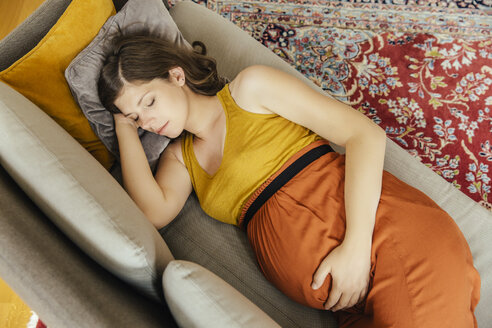Schwangere Frau macht ein Nickerchen auf ihrer Couch zu Hause - MFF001790