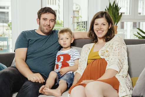 Familienporträt auf einem Sofa zu Hause - MFF001798