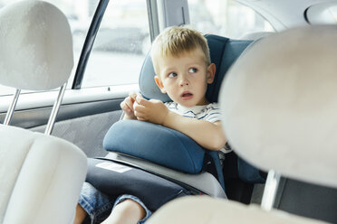 Porträt eines kleinen Jungen, der in seinem Autositz sitzt - MFF001808