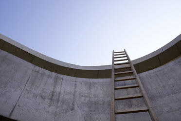 Leiter an der Betonwand eines unfertigen Gebäudes - FMKF001579