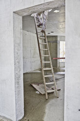 Mann auf Leiter auf einer Baustelle - FMKF001593