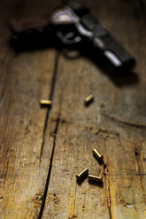 Revolver and cartridges on wood - MID000479