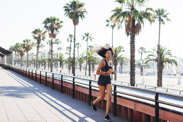Spanien, Barcelona, joggende junge Frau - EBSF000719