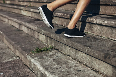 Junge Frau joggt die Treppe hinauf, Nahaufnahme - EBSF000743