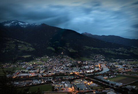 Österreich, Tirol, Bezirk Schwaz, Blick auf Schwaz am Abend - MKFF000217