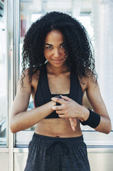 Spain, Barcelona, portrait of young jogger - EBSF000746