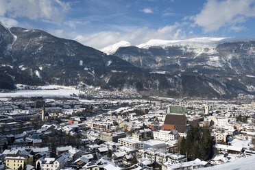 Österreich, Tirol, Bezirk Schwaz, Blick auf Schwaz im Winter - MKFF000218